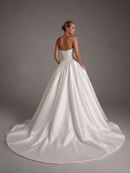 Trägerloses Prinzessinnen-Brautkleid mit Drapierung und Rückenschnürung